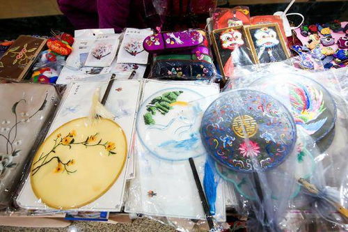 非遺手工藝品驚艷亮相鄭州國際會展中心，市民駐足欣賞帶動工藝美術(shù)品與禮儀用品銷售熱潮